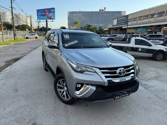 TOYOTA HILUX SW4 2.8 SRX 4X4 7 LUGARES 16V TURBO INTERCOOLER DIESEL 4P AUTOMÁTICO TOYOTA HILUX SW4 2.8 SRX 4X4 7 LUGARES 16V TURBO INTERCOOLER DIESEL 4P AUTOMÁTICO